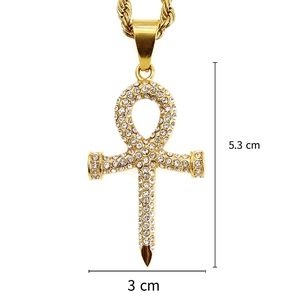 Vergulde Ankh kruis ketting met witte zirkonia aan een gedraaide touwketting