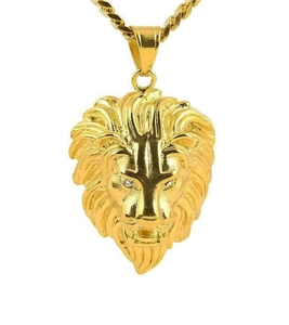 Détail du pendentif tête de lion plaqué or avec yeux en cristal et chaîne épaisse