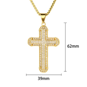 Vue détaillée du pendentif croix dorée serti de zircons blancs avec dimensions précises