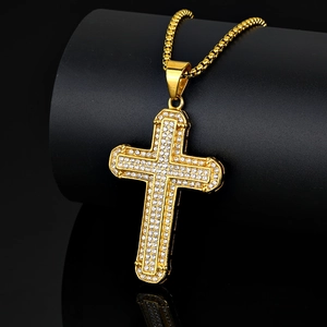 Collier avec pendentif croix plaqué or style hip hop et zircons blancs brillants