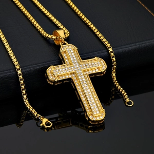 Collier croix en acier inoxydable plaqué or de style hip-hop punk avec pavé de cristaux