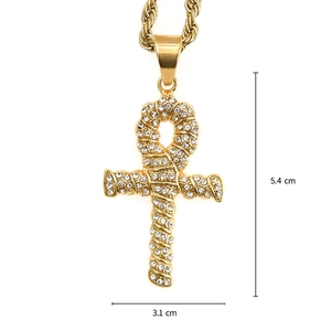 Pendentif Croix Ankh dorée serti de strass blancs avec chaîne torsadée mesurant 5,4 x 3,1 cm