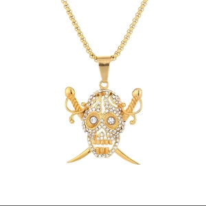 Pendentif crâne doré hip hop avec épées croisées et cristaux sur chaîne à maillons