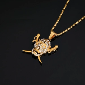 Pendentif tête de mort hip-hop avec doubles coutelas, strass blancs et chaîne box dorée élégante
