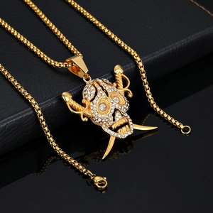 Collier pendentif crâne de samouraï en or hip-hop avec diamants sur fond noir