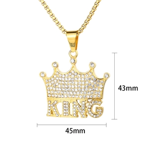 Detailansicht der goldene Kronen KING Anhänger mit Maßen 43mm mal 45mm und Kristallen