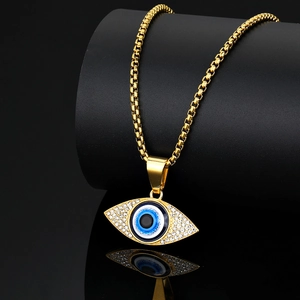 Collar de acero de titanio dorado con colgante de ojo de la suerte y circonitas pavé