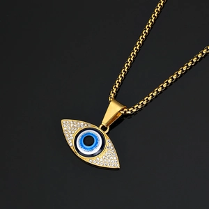 Collar con colgante Ojo del Mal con pedrería brillante y cadena tipo box bañada en oro