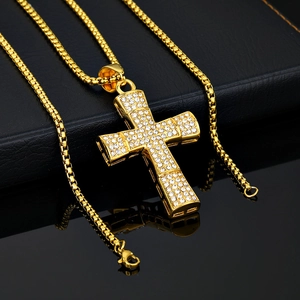 Collana con ciondolo a croce dorata con cristalli trasparenti su catena a maglia box