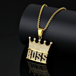 Collana con ciondolo BOSS corona d'oro hip hop con cristalli su supporto nero chic