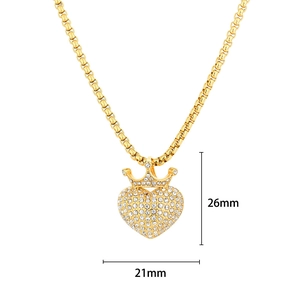 Detailansicht der Herz-Krone-Halskette mit Maßen 21mm x 26mm in Gold-Finish