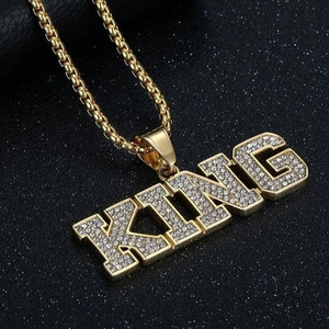 Χρυσό κολιέ Hip-hop με μενταγιόν KING και λαμπερά στρας σε μαύρο φόντο με υφή