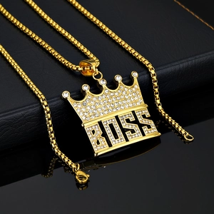 Collana con ciondolo a corona BOSS dorata hip hop con strass pavé su sfondo nero