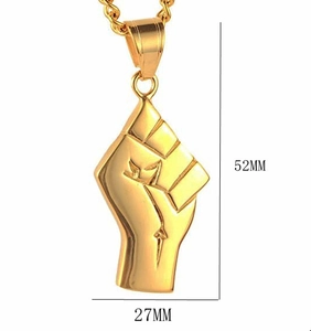Ciondolo a pugno in acciaio inossidabile placcato oro stile hip hop con catena 52x27mm