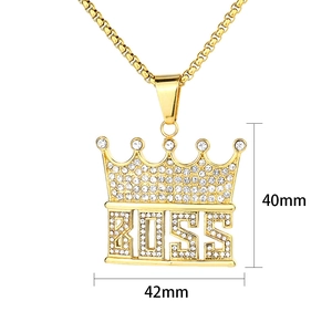 Dettaglio del ciondolo a corona BOSS dorato da 40mm x 42mm con strass bianchi lucidi