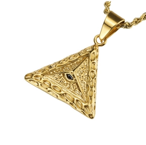 Gedetailleerde macro-opname van een vergulde piramide hanger met het Alziend Oog ontwerp