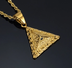 Macro-opname van de vergulde roestvrijstalen piramide hanger met Alziend Oog detail