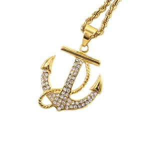 Pendentif ancre plaqué or serti de pierres brillantes sur une chaîne torsadée