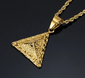 Detail macro-opname van een gouden piramide hanger met alziend oog en gedraaide schakelketting