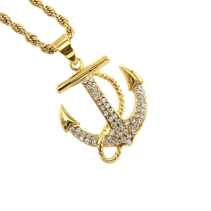 Pendentif ancre plaqué or avec cristaux étincelants et chaîne en corde torsadée