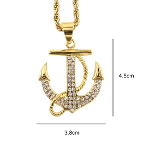 Pendentif ancre plaqué or avec strass et dimensions précises de 4,5 cm sur 3,8 cm