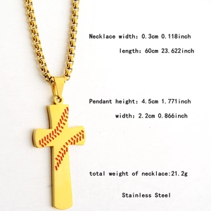 Détail du pendentif croix en acier doré avec motifs de coutures de baseball rouges