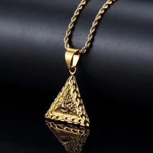 Gouden piramide hanger met alziend oog en gehamerde textuur op een zwarte voet