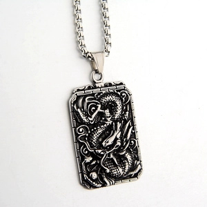 Collier pendentif dragon rectangulaire en acier inoxydable avec chaîne vénitienne