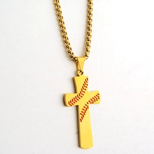 Collier avec pendentif croix dorée en acier et détails de coutures de baseball rouges