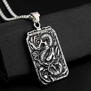 Collier Pendentif Rectangulaire Dragon Chinois Vintage en Acier Inoxydable Finition Antique Relief Bijoux Unisexe