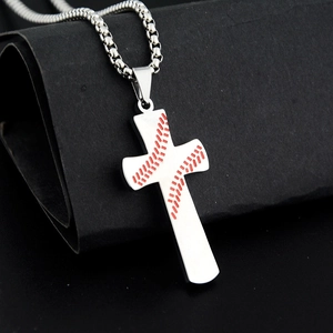 Collier pendentif croix style baseball en acier inoxydable argenté avec détails de couture