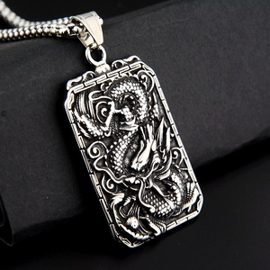 Collier avec pendentif dragon vintage en argent poli avec une chaîne maille vénitienne