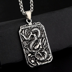 Collier avec pendentif dragon en relief en acier inoxydable de style vintage rétro