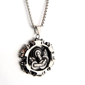 Pendentif engrenage steampunk en acier argenté poli avec détails de la chaîne carrée