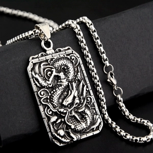 Pendentif dragon chinois rectangulaire en acier inoxydable vieilli avec chaîne robuste