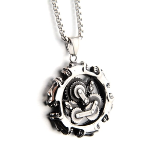 Vue macro d'un pendentif engrenage steampunk sur une chaîne box en acier rétro