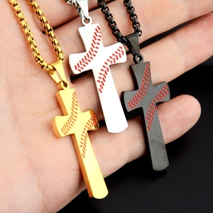 Détail de trois colliers croix sur le thème du baseball en or, argent et noir mat