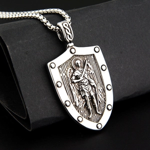 Collana con Ciondolo a Scudo di San Michele in Acciaio Inossidabile Vintage Religiosa Ali d'Angelo Spada Gioielli