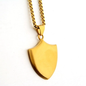 Collier avec pendentif bouclier en or brossé et chaîne vénitienne pour homme
