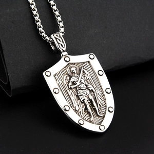Collana con ciondolo a scudo di San Michele Arcangelo in acciaio al titanio
