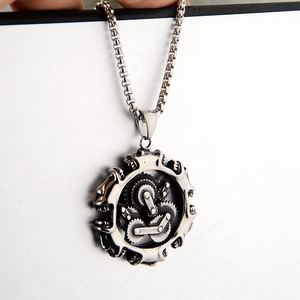 Collier pendentif roue dentée steampunk rétro en acier argenté pour hommes et femmes