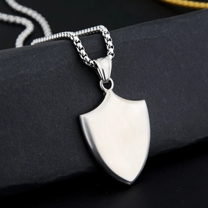 Collier à pendentif bouclier rétro en acier inoxydable brossé avec une chaîne élégante