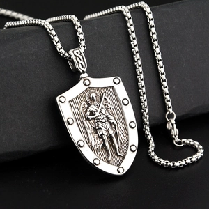 Collana con ciondolo a scudo di Arcangelo Michele in acciaio inossidabile vintage