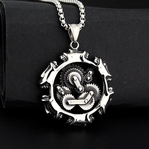 Détail macro du pendentif engrenage steampunk en acier inoxydable poli vintage