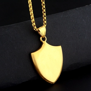 Vue macro du pendentif bouclier doré mat sur présentoir noir élégant