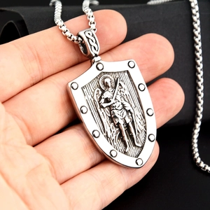 Collana da uomo con pendente a scudo in argento con arcangelo Michele in acciaio