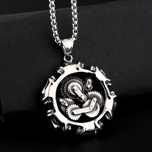 Collier pendentif engrenage steampunk en acier inoxydable argenté au design industriel