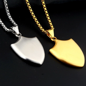 Colliers avec pendentif bouclier vintage en or mat et argent avec chaînes à billes