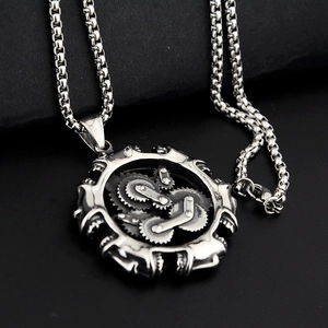 Vue macro d'un pendentif steampunk avec engrenages mécaniques et détails industriels
