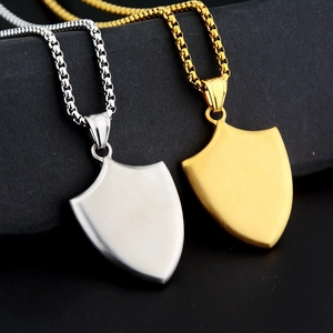 Collier pendentif bouclier rétro vintage en finition acier mat or et argent